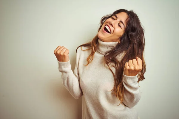 Giovane Bella Donna Indossa Maglione Invernale Piedi Sfondo Bianco Isolato — Foto Stock