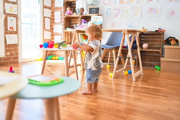 Bedårande Småbarn Som Leker Runt Massor Leksaker Dagis — Stockfoto