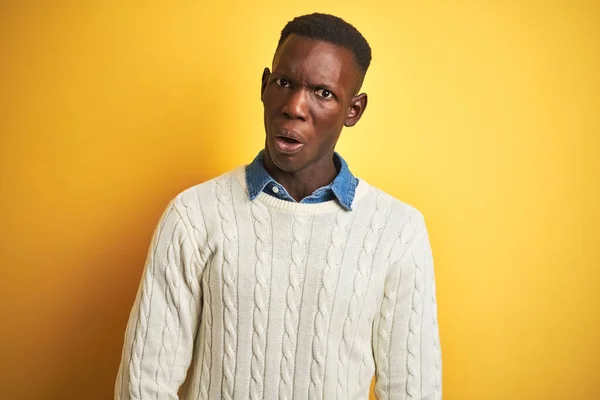 Hombre Afroamericano Vistiendo Camisa Mezclilla Suéter Blanco Sobre Fondo Amarillo —  Fotos de Stock