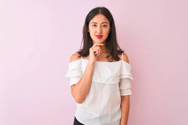 Hermosa Mujer China Con Camiseta Blanca Pie Sobre Fondo Rosa —  Fotos de Stock