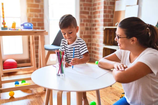 Beautiful Teacher Toddler Boy Drawing Draw Using Colored Pencils Kindergarten — Stock Photo, Image