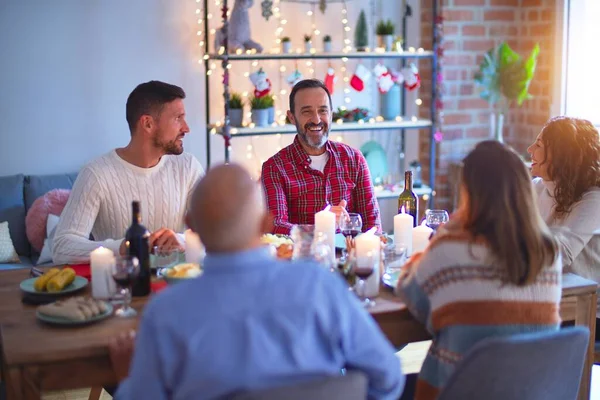 Mooie Familie Glimlachend Gelukkig Zelfverzekerd Geroosterde Kalkoen Eten Kerstmis Thuis — Stockfoto