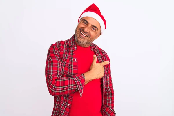 Medelålders Man Bär Jul Santa Hatt Stående Över Isolerad Vit — Stockfoto