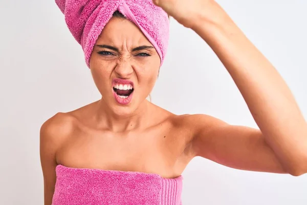 Jovem Mulher Bonita Vestindo Toalha Chuveiro Após Banho Sobre Fundo — Fotografia de Stock