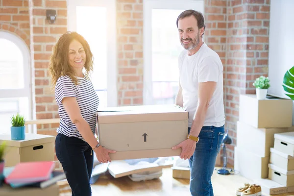 Moyen Âge Couple Âgé Déménageant Dans Une Nouvelle Maison Tenant — Photo