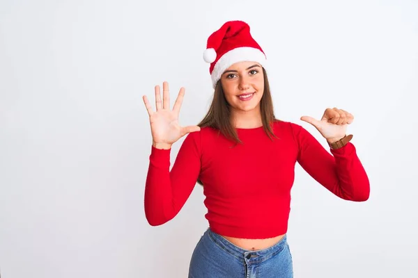 Menina Bonita Nova Vestindo Chapéu Natal Santa Sobre Fundo Branco — Fotografia de Stock