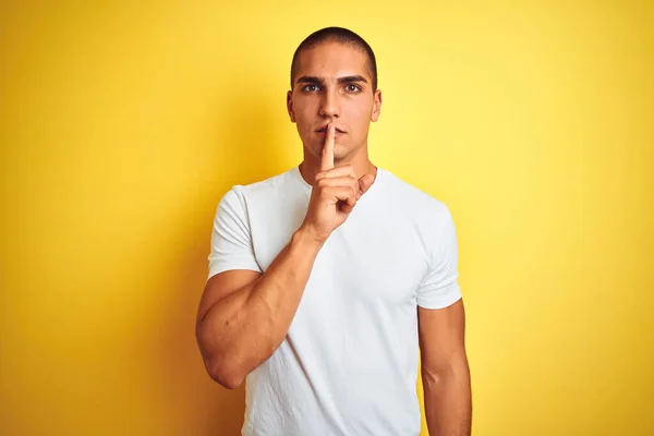 Jeune Homme Caucasien Portant Shirt Blanc Décontracté Sur Fond Jaune — Photo