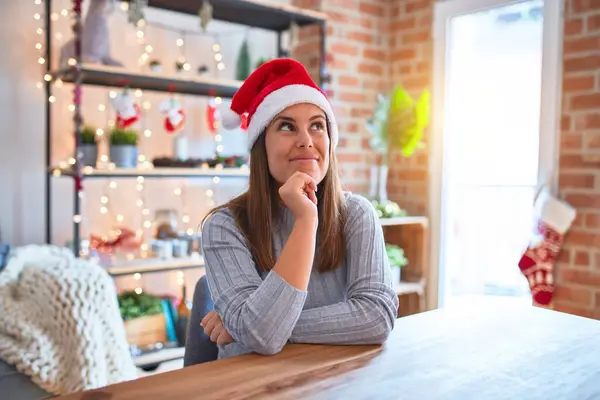 Jovem Mulher Bonita Vestindo Chapéu Natal Sentado Mesa Casa Com — Fotografia de Stock