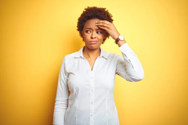 Afroamerikansk Affärskvinna Över Isolerad Gul Bakgrund Orolig Och Stressad Över — Stockfoto