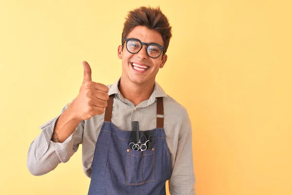 Jeune Beau Coiffeur Portant Tablier Lunettes Sur Fond Jaune Isolé — Photo