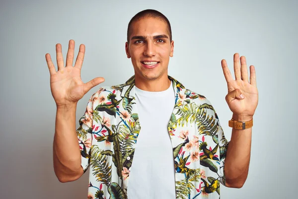 Jovem Homem Bonito Feriados Vestindo Camisa Havaiana Sobre Fundo Branco — Fotografia de Stock