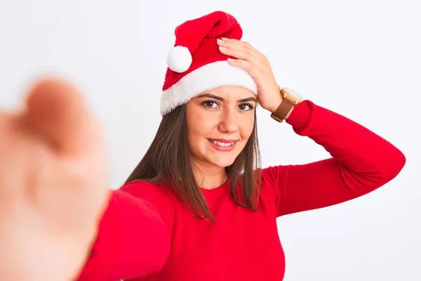Κορίτσι Φορώντας Χριστούγεννα Σάντα Καπέλο Κάνει Selfie Κάμερα Πάνω Από — Φωτογραφία Αρχείου