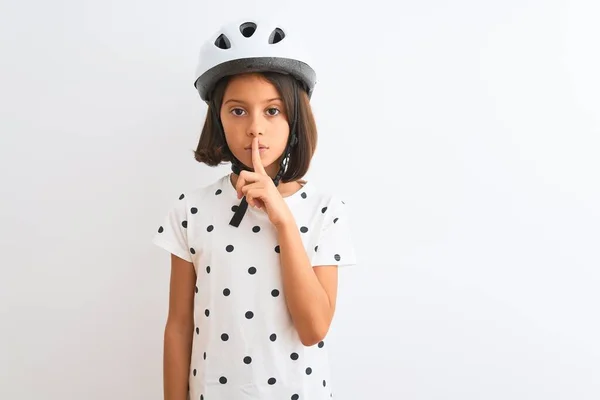 Gyönyörű Gyermek Lány Visel Biztonsági Kerékpáros Sisak Felett Áll Elszigetelt — Stock Fotó