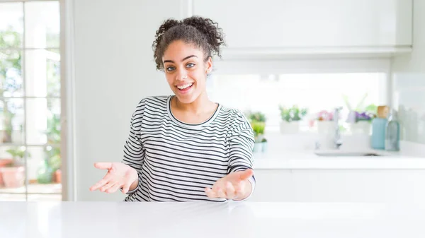 Mulher Americana Africana Bonita Com Cabelo Afro Vestindo Camisola Listrada — Fotografia de Stock