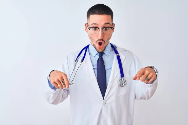 Ung Läkare Man Bär Stetoskop Över Isolerad Bakgrund Peka Ner — Stockfoto