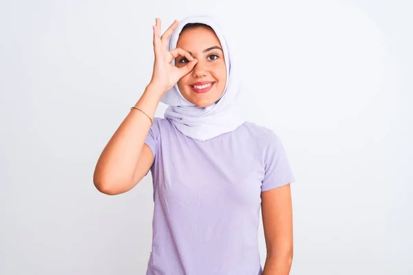 아름다운 아라비아 소녀가 위에서 손으로 미소를 지으며 얼굴로 손가락을 응시하고 — 스톡 사진