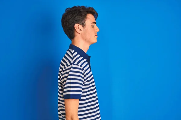 Sıradan Tişörtler Giyen Genç Bir Çocuk Mavi Izole Edilmiş Arka — Stok fotoğraf
