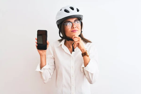 Młoda Bizneswoman Kasku Rowerowym Trzymając Smartfona Odizolowanym Białym Tle Poważna — Zdjęcie stockowe