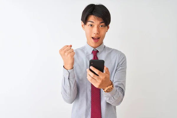 Uomo Affari Cinese Indossa Cravatta Utilizzando Smartphone Piedi Sopra Isolato — Foto Stock
