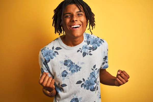 Afro Man Dreadlocks Wearing Summer Floral Shirt Isolated Yellow Background — Stock Photo, Image