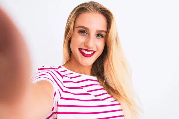 Schöne Frau Gestreiftem Shirt Macht Selfie Mit Der Kamera Vor — Stockfoto