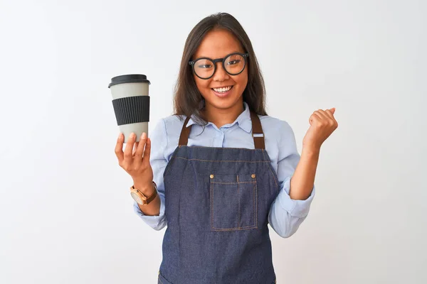 Genç Çinli Barista Kadın Elinde Kahve Bardaklarıyla Izole Edilmiş Beyaz — Stok fotoğraf