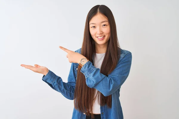 Jonge Chinese Vrouw Draagt Denim Shirt Staan Geïsoleerde Witte Achtergrond — Stockfoto