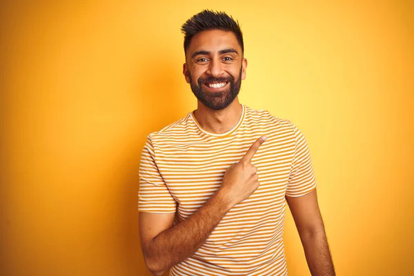 Jonge Indiaanse Man Draagt Shirt Staande Geïsoleerde Gele Achtergrond Vrolijk — Stockfoto