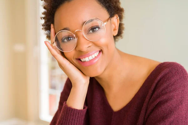 Jovem Mulher Africana Bonita Com Cabelo Afro Usando Óculos — Fotografia de Stock
