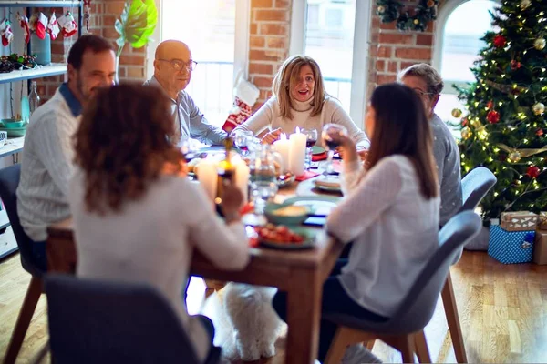 Családi Baráti Vacsora Otthon Ünnepli Karácsony Este Hagyományos Ételek Dekoráció — Stock Fotó