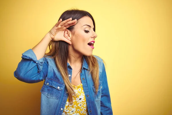 Junge Schöne Frau Die Über Gelbem Isolierten Hintergrund Steht Und — Stockfoto