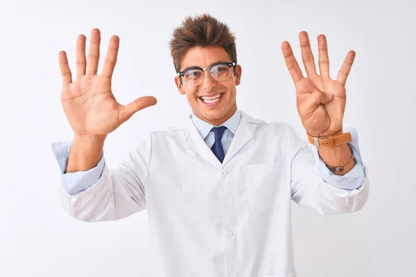 Jovem Cientista Bonito Vestindo Óculos Casaco Sobre Fundo Branco Isolado — Fotografia de Stock