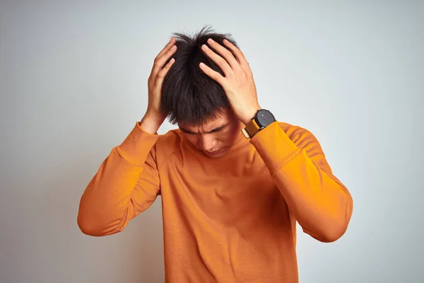 오렌지 스웨터 아시아 편두통때문에 극도로 힘들어 스트레스를 머리에 — 스톡 사진