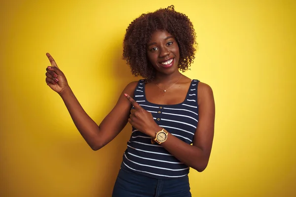 Jovem Afro Africana Vestindo Camiseta Listrada Sobre Fundo Amarelo Isolado — Fotografia de Stock