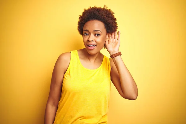 Beauitul African American Vrouw Het Dragen Van Zomer Shirt Geïsoleerde — Stockfoto