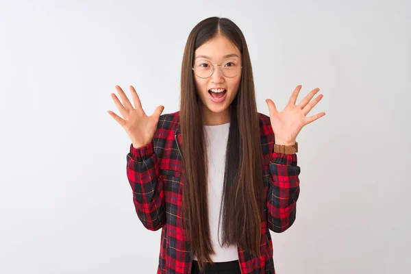 Jonge Chinese Vrouw Draagt Casual Jas Bril Geïsoleerde Witte Achtergrond — Stockfoto