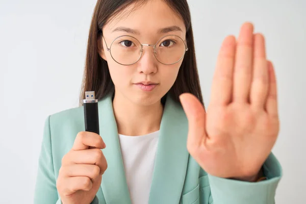 Jonge Chinese Zakenvrouw Houdt Usb Geheugen Geïsoleerde Witte Achtergrond Met — Stockfoto