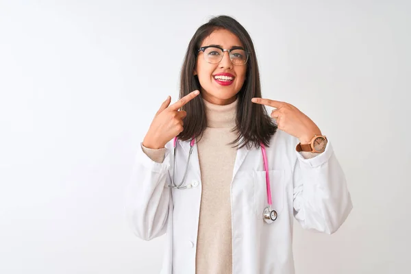 Chinese Doctor Woman Wearing Coat Pink Stethoscope Isolated White Background — ストック写真