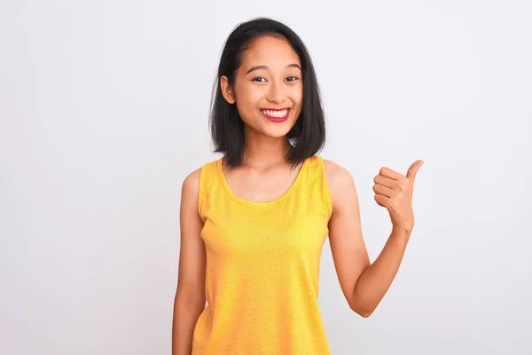Jonge Chinese Vrouw Draagt Gele Casual Shirt Staan Geïsoleerde Witte — Stockfoto