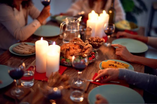 伝統的な料理と装飾でクリスマスの前夜を祝う家で家族や友人の食事 すべて一緒にテーブルの上に座って — ストック写真