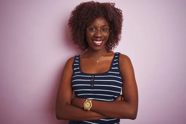 Jonge Afrikaanse Vrouw Draagt Gestreepte Shirt Glazen Geïsoleerde Roze Achtergrond — Stockfoto
