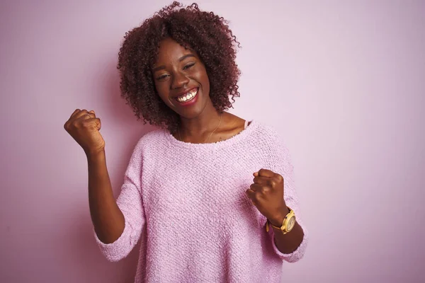 Молода Африканська Афро Жінка Светрі Стоїть Над Ізольованим Рожевим Тлом — стокове фото