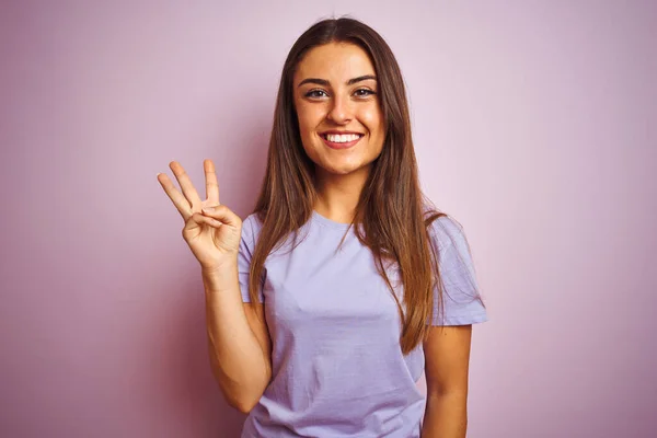 Jeune Belle Femme Portant Shirt Décontracté Debout Sur Fond Rose — Photo