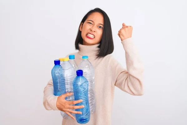 Junge Schöne Chinesin Recycling Von Plastikflaschen Über Isolierten Weißen Hintergrund — Stockfoto