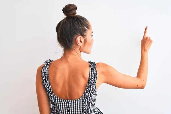 Mooie Vrouw Met Broodje Dragen Casual Dresss Staande Geïsoleerde Witte — Stockfoto