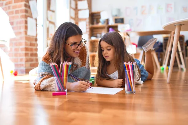 Belle Enseignante Tout Petit Dessin Aide Crayons Papier Autour Beaucoup — Photo