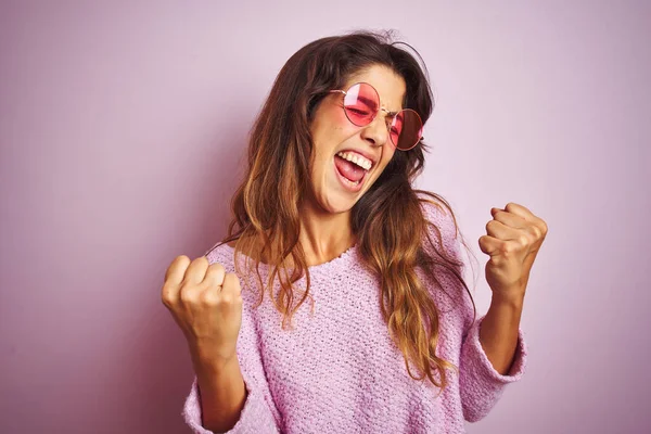 Молодая Красивая Женщина Модных Солнцезащитных Очках Стоящих Розовом Изолированном Фоне — стоковое фото