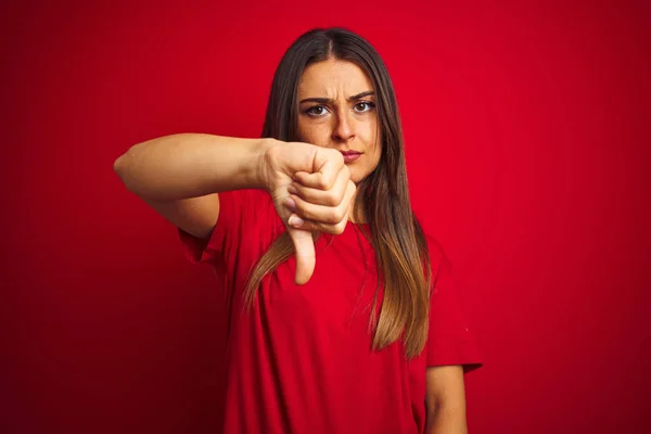 Ung Vacker Kvinna Bär Shirt Stående Över Isolerad Röd Bakgrund — Stockfoto