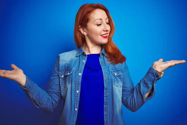 Mavi Izole Edilmiş Arka Plan Üzerinde Duran Güzel Kızıl Saçlı — Stok fotoğraf