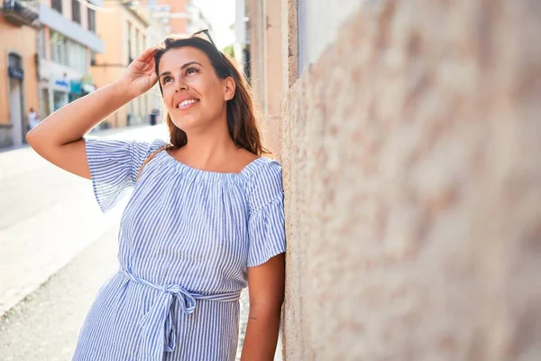 Jovem Mulher Bonita Sorrindo Feliz Inclinando Parede Das Ruas Cidade — Fotografia de Stock